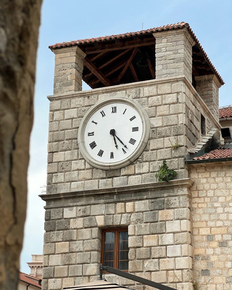 Czarnogóra Kotor wieża zegarowa z bliska