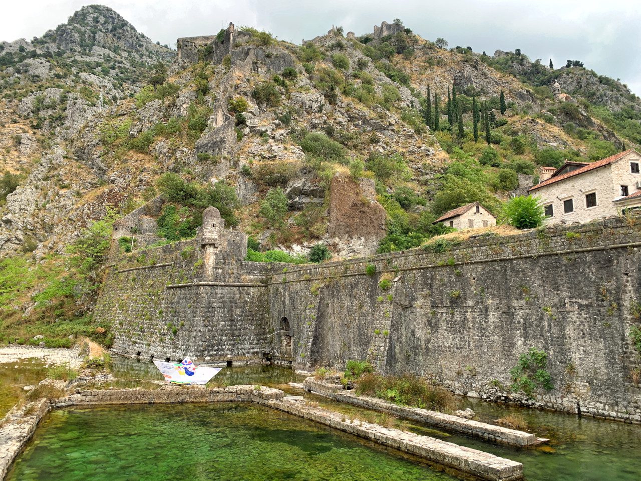 Czarnogóra Kotor mury miejskie kanał