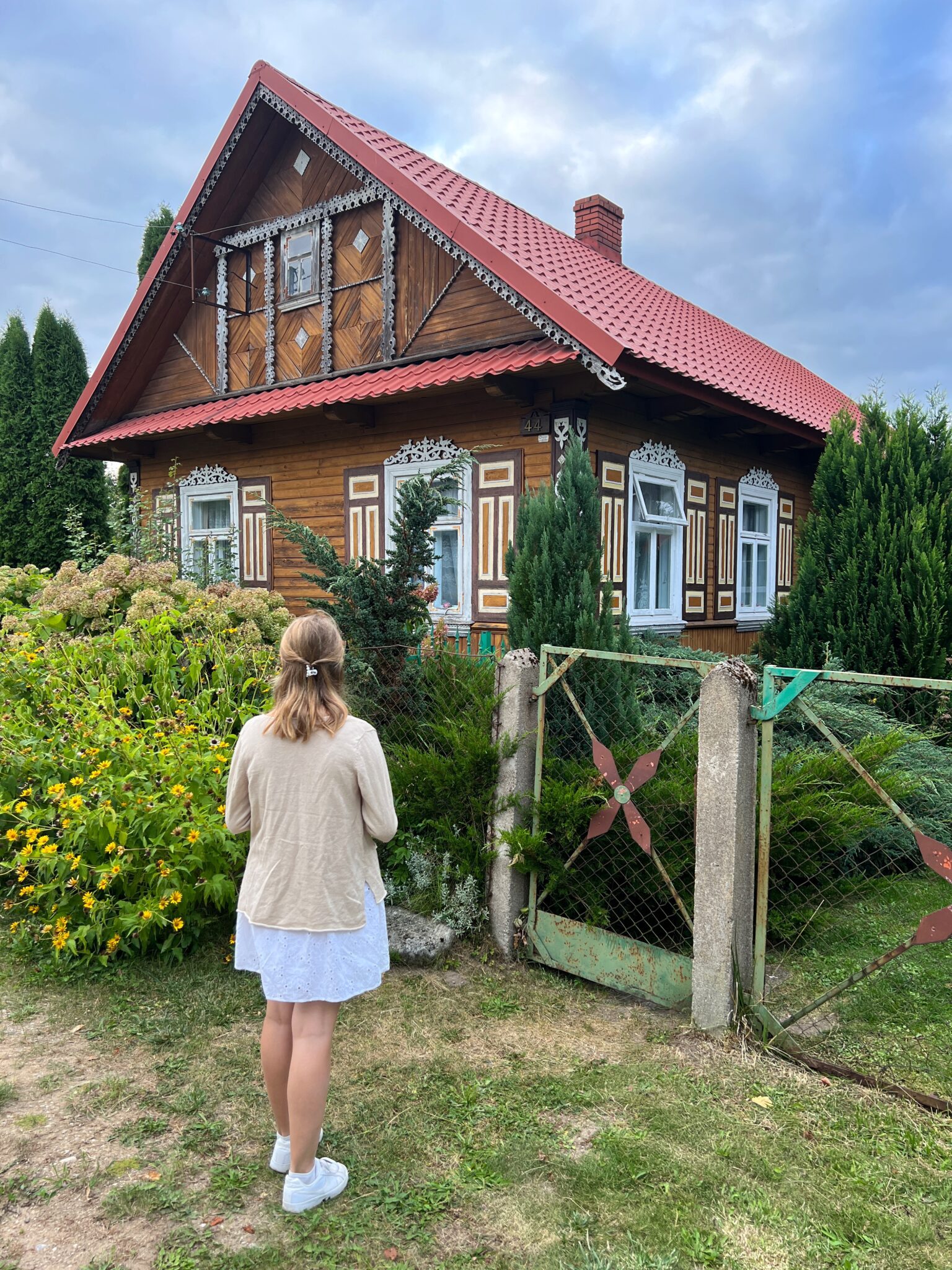Wieś Puchły tradycyjna chata podlaska dziewczyna