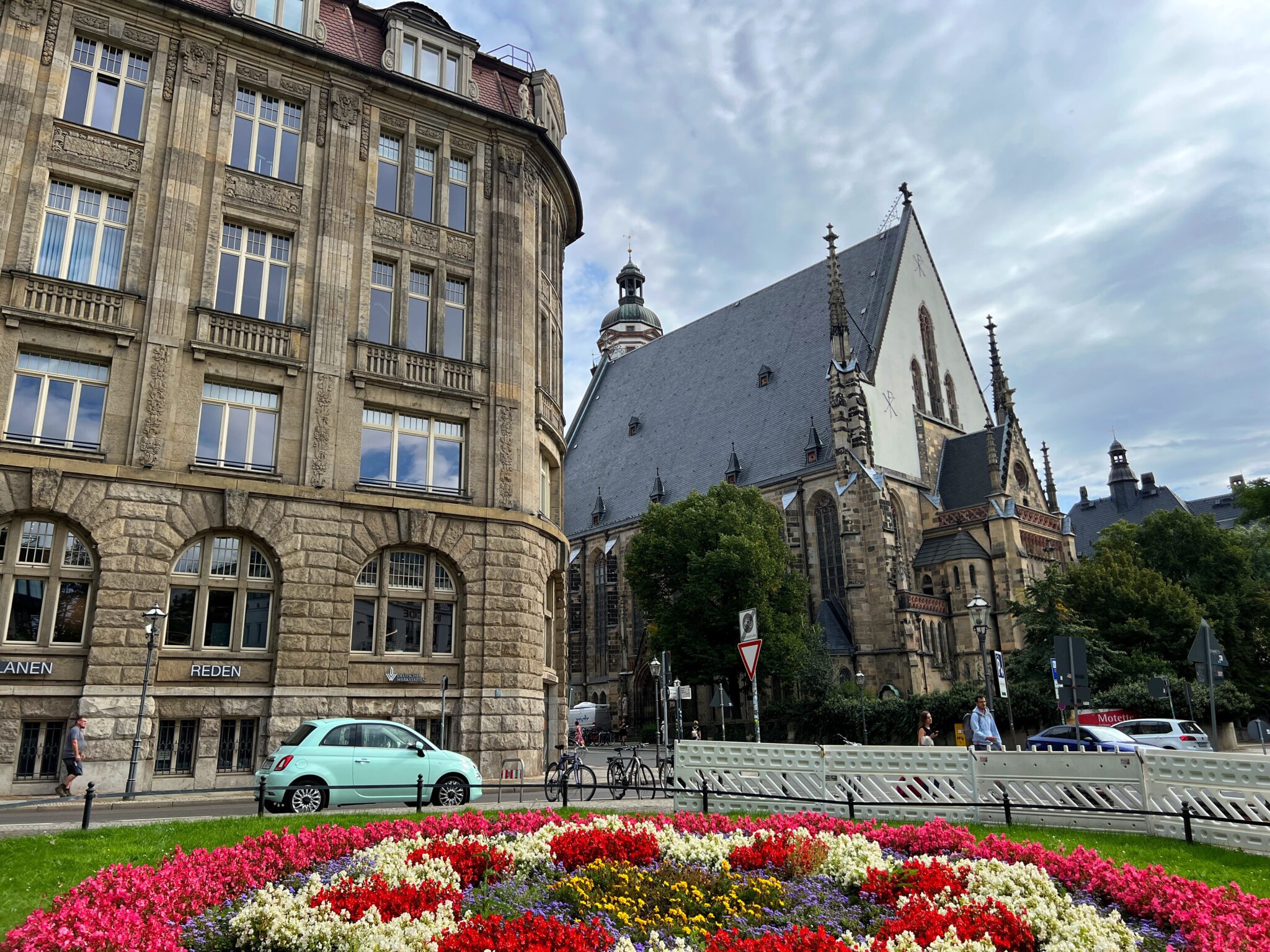 Niemcy Lipsk kościół św. Tomasza kwiaty skwer