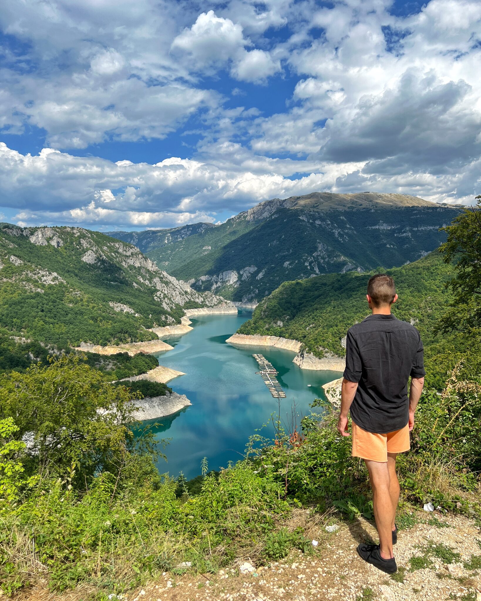 Czarnogóra kanion rzeki Piva chłopak