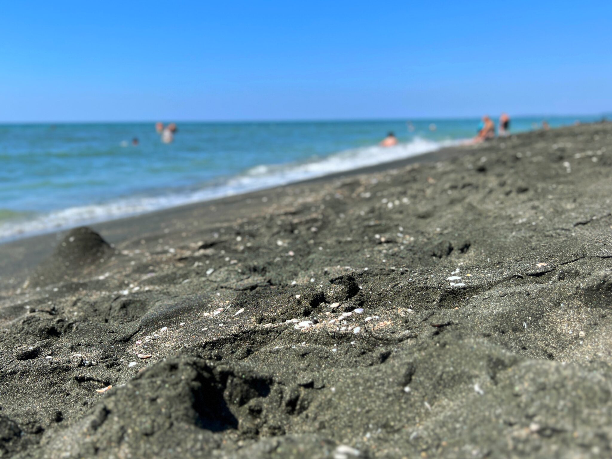 Gruzja Guria plaża w Ureki czarny piasek