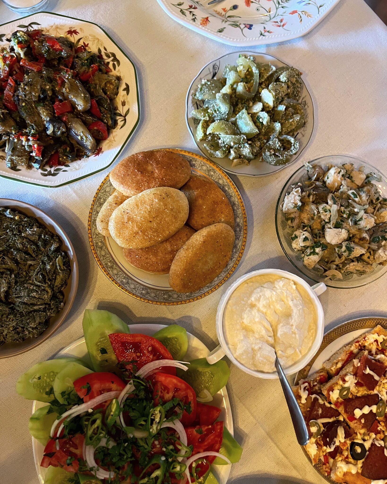 stół gruzińskie jedzenie