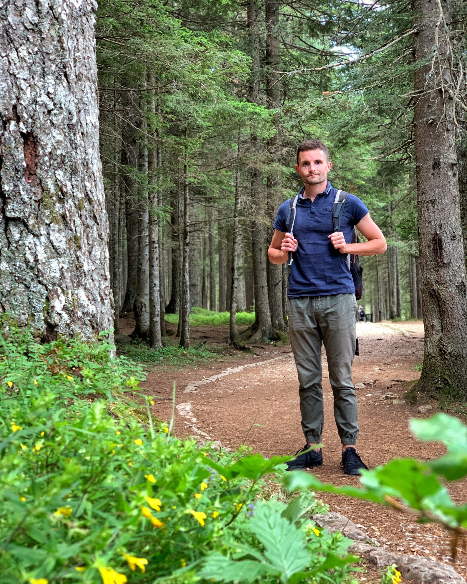 chłopak ścieżka w lesie Crno jezero Czarnogóra