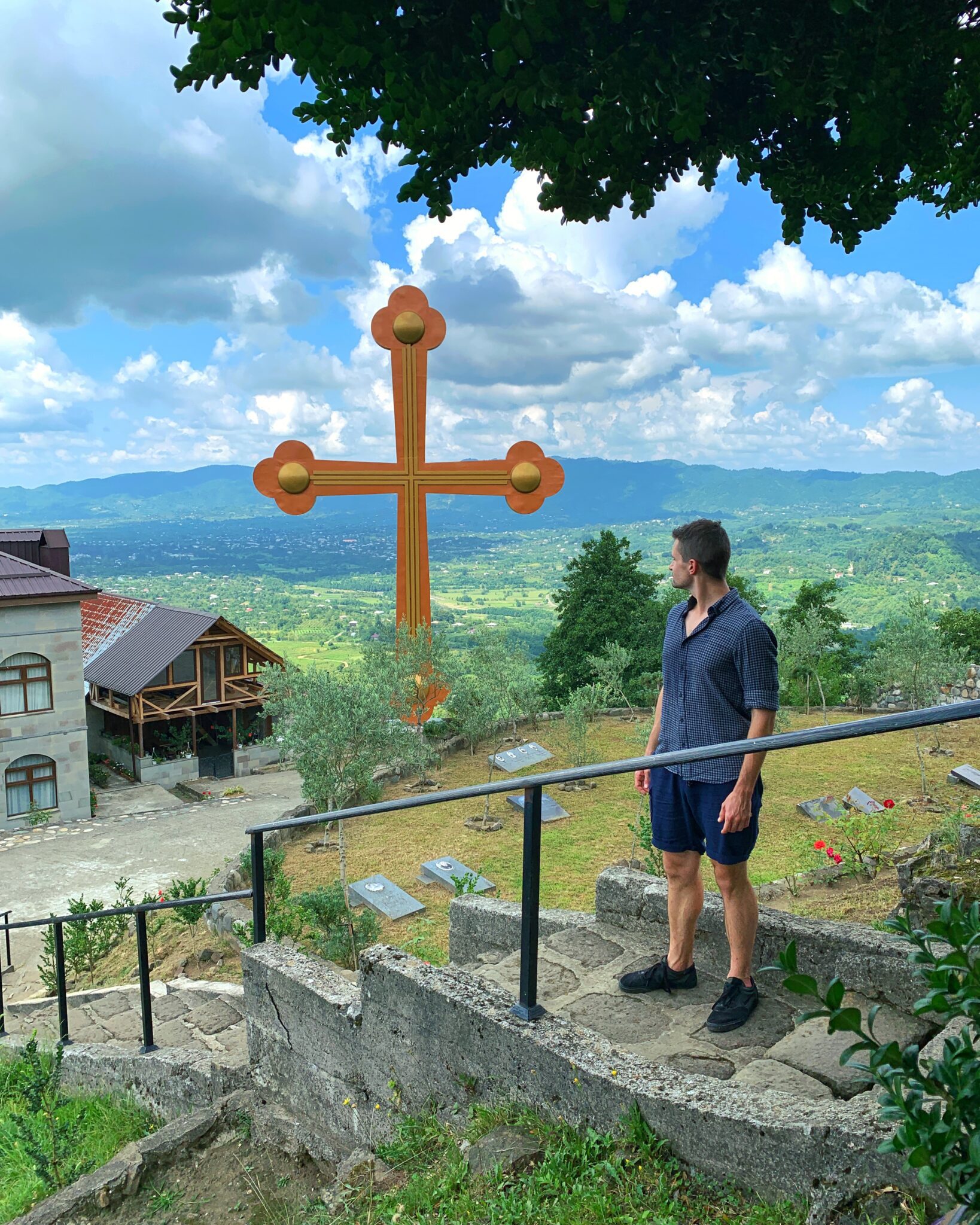 Gruzja Guria klasztor Erketi chłopak panorama