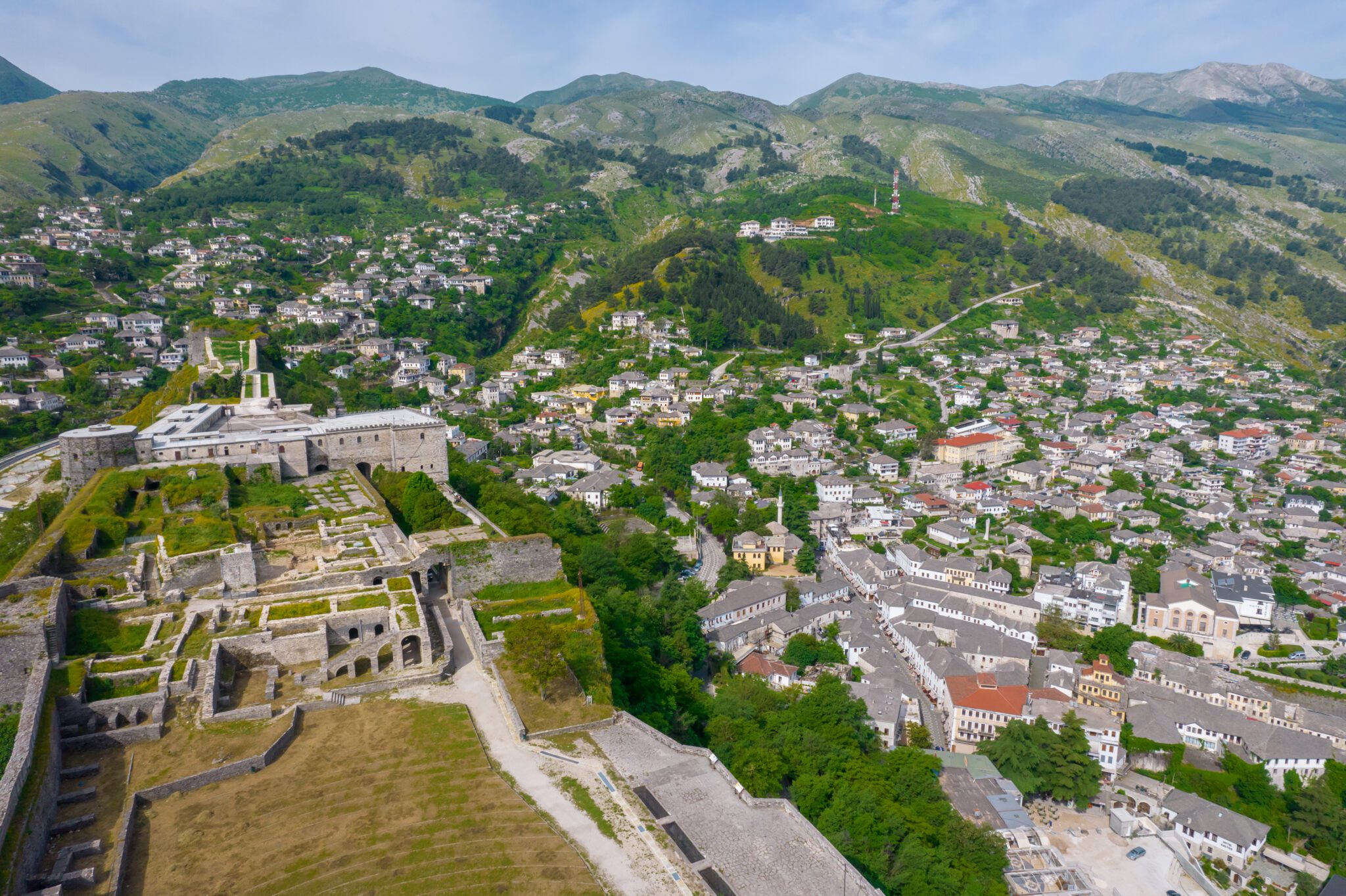 Albania Gjirokastra zamek i miasto z drona