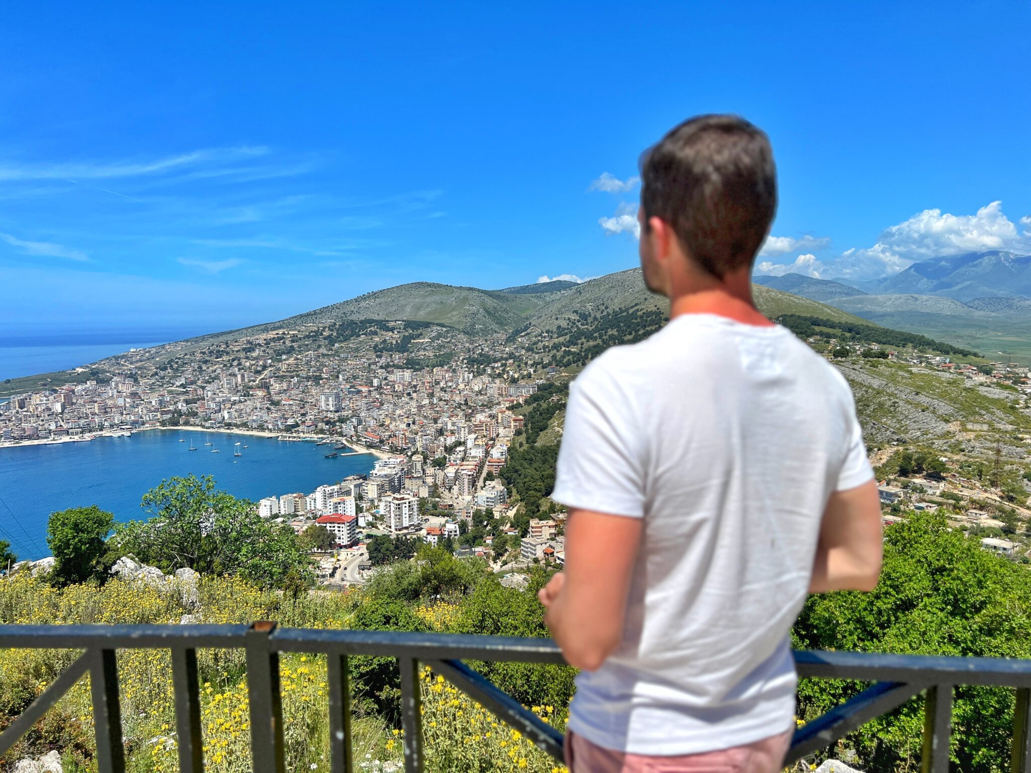 Albania Saranda punkt widokowy chłopak