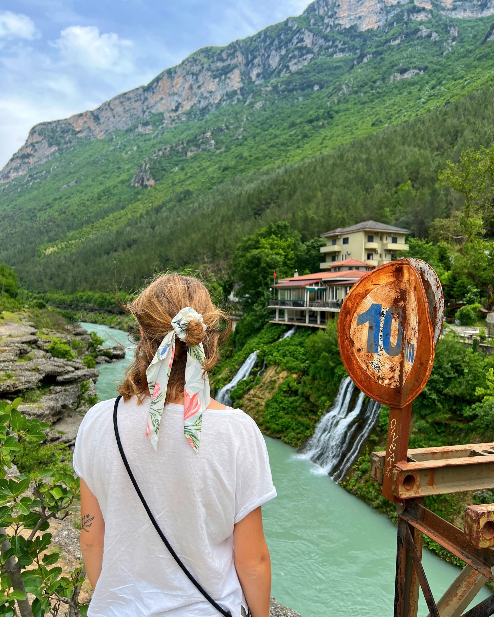 Albania kanion Langarica dziewczyna rzeka znak