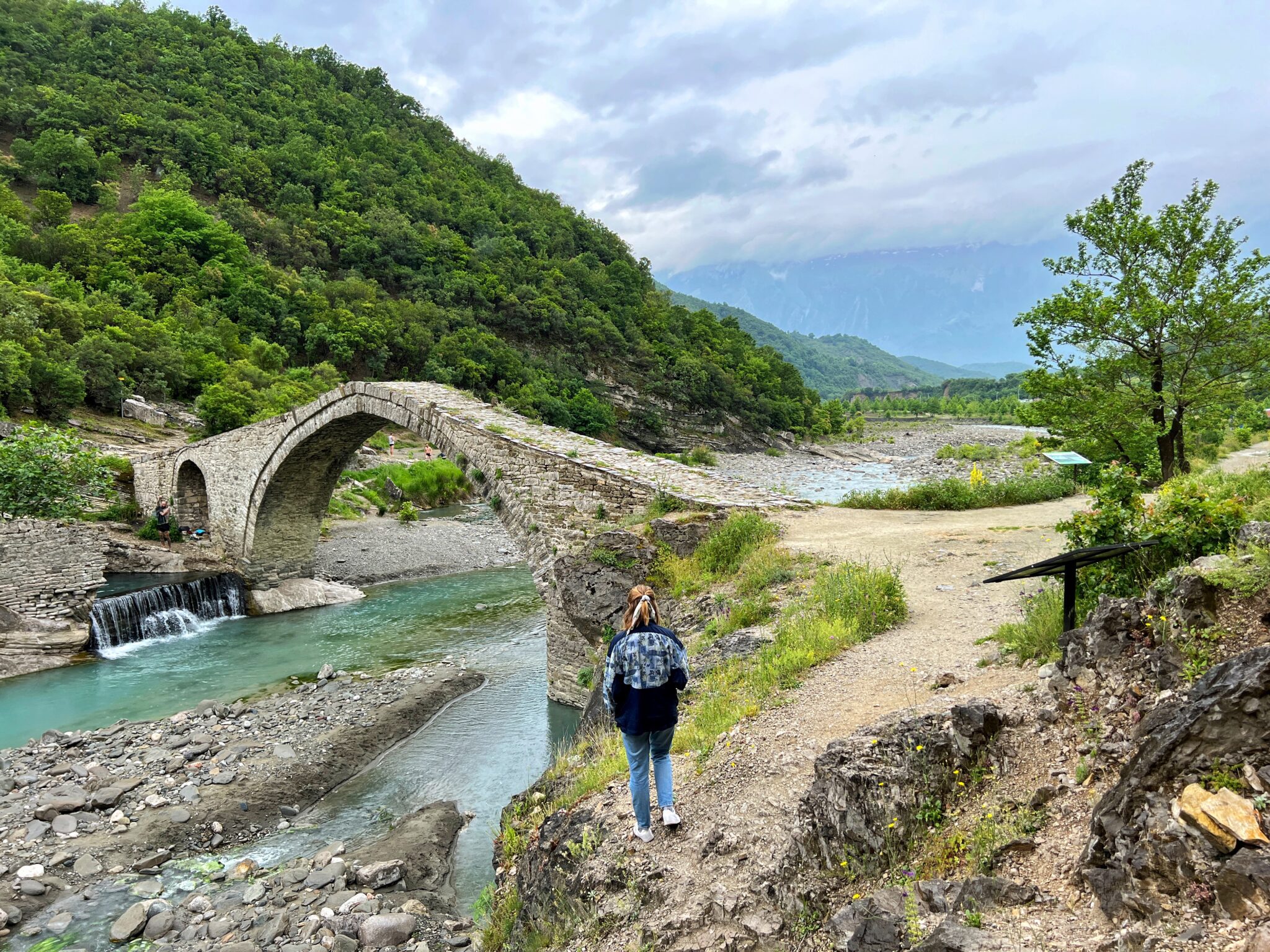 Albania kanion Langarica most Kadiut dziewczyna