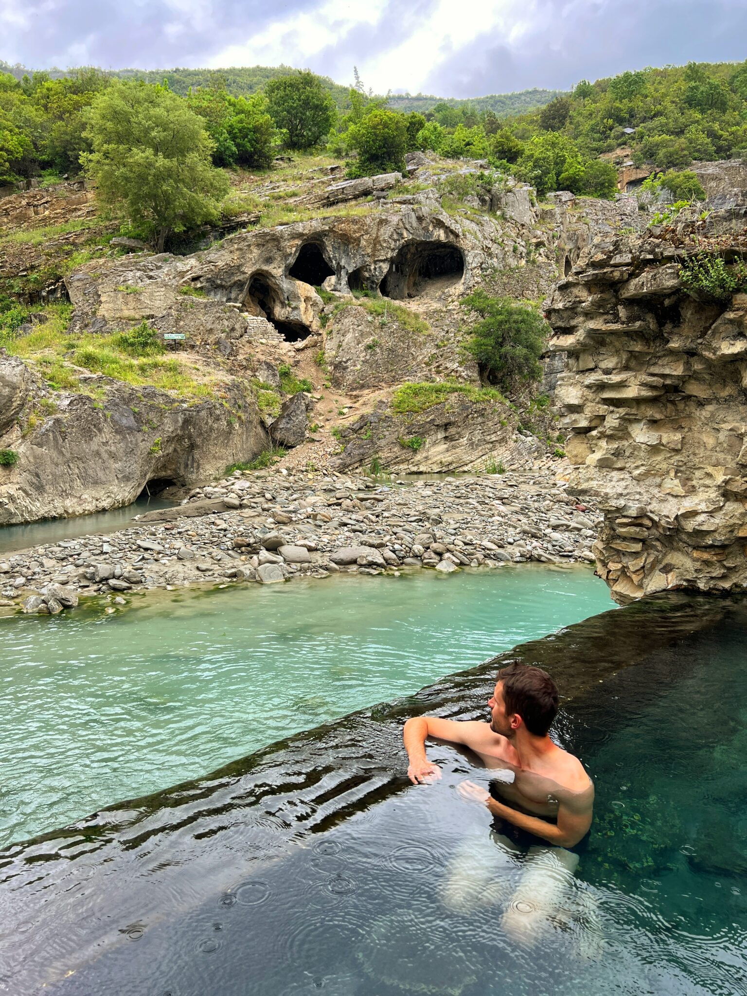 Albania kanion Langarica chłopak basen