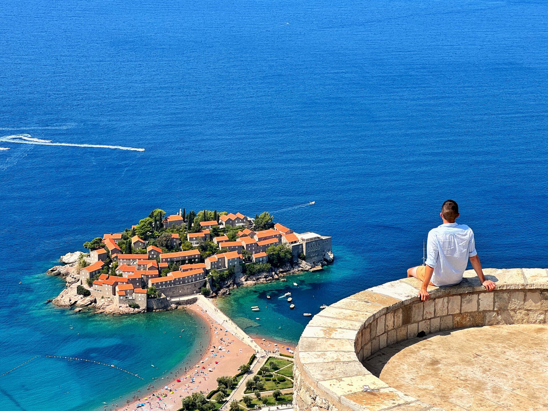 Czarnogóra Sveti Stefan chłopak punkt widokowy