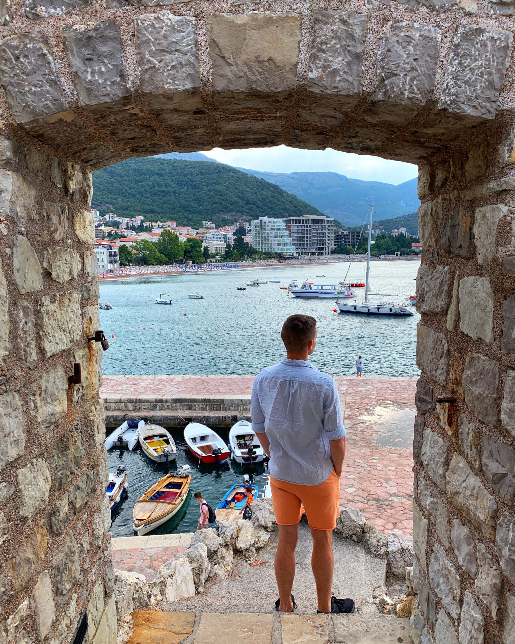 Czarnogóra Herceg Novi widok na łódki chłopak