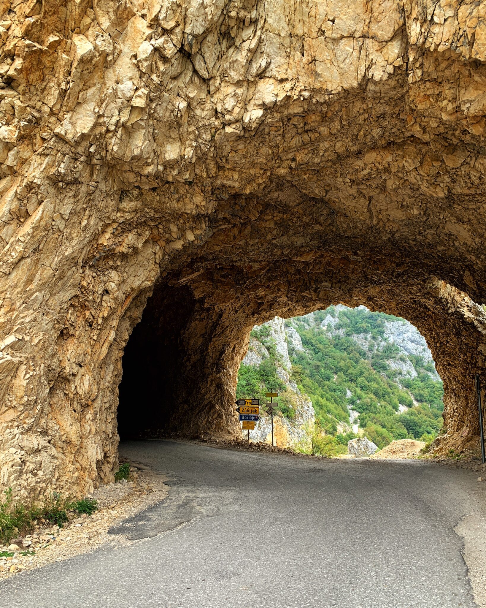 Czarnogóra droga do Pluzine przejazd w skale