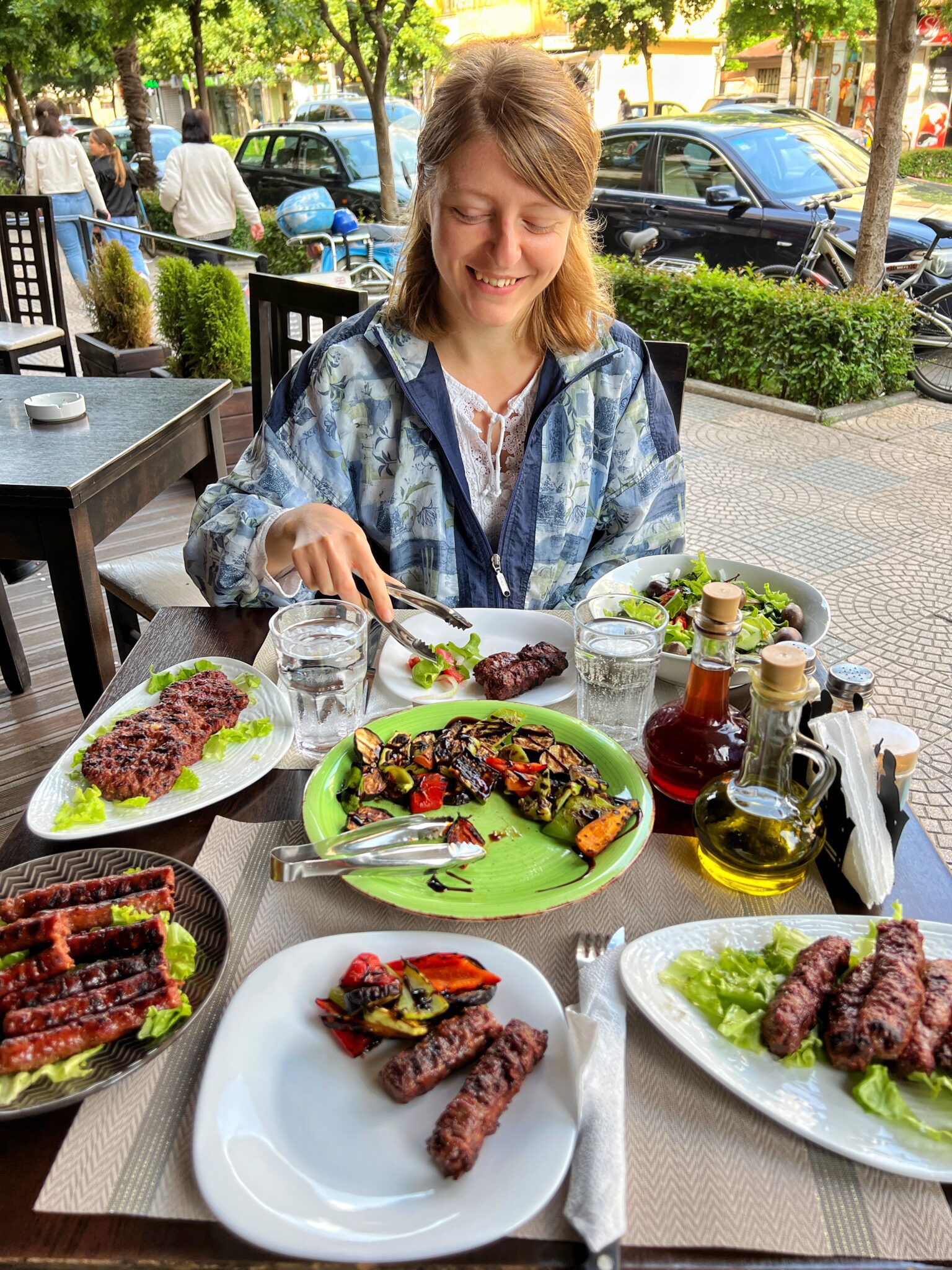 Albania Szkodra jedzenie dziewczyna