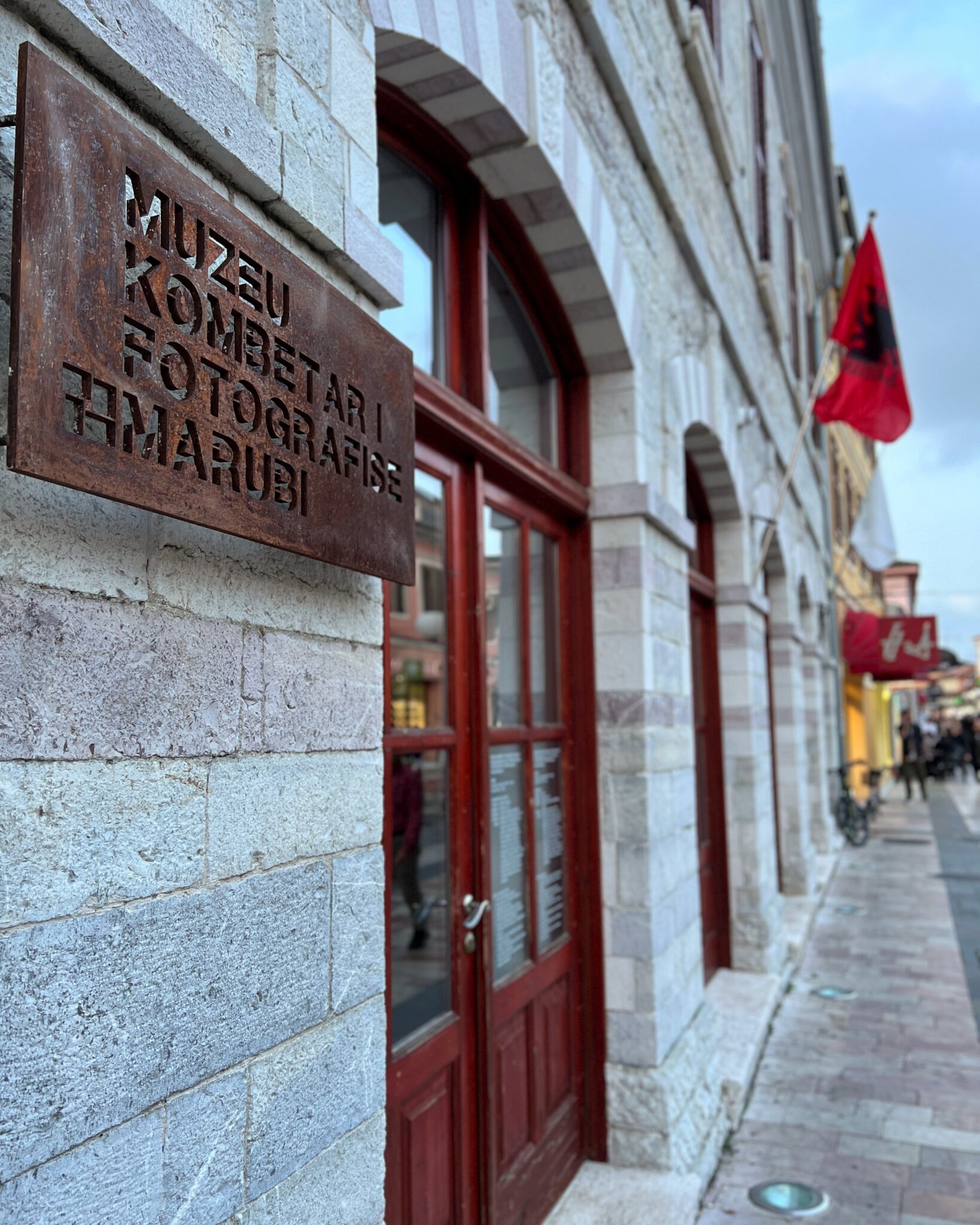 Albania Szkodra Muzeum Fotografii szyld