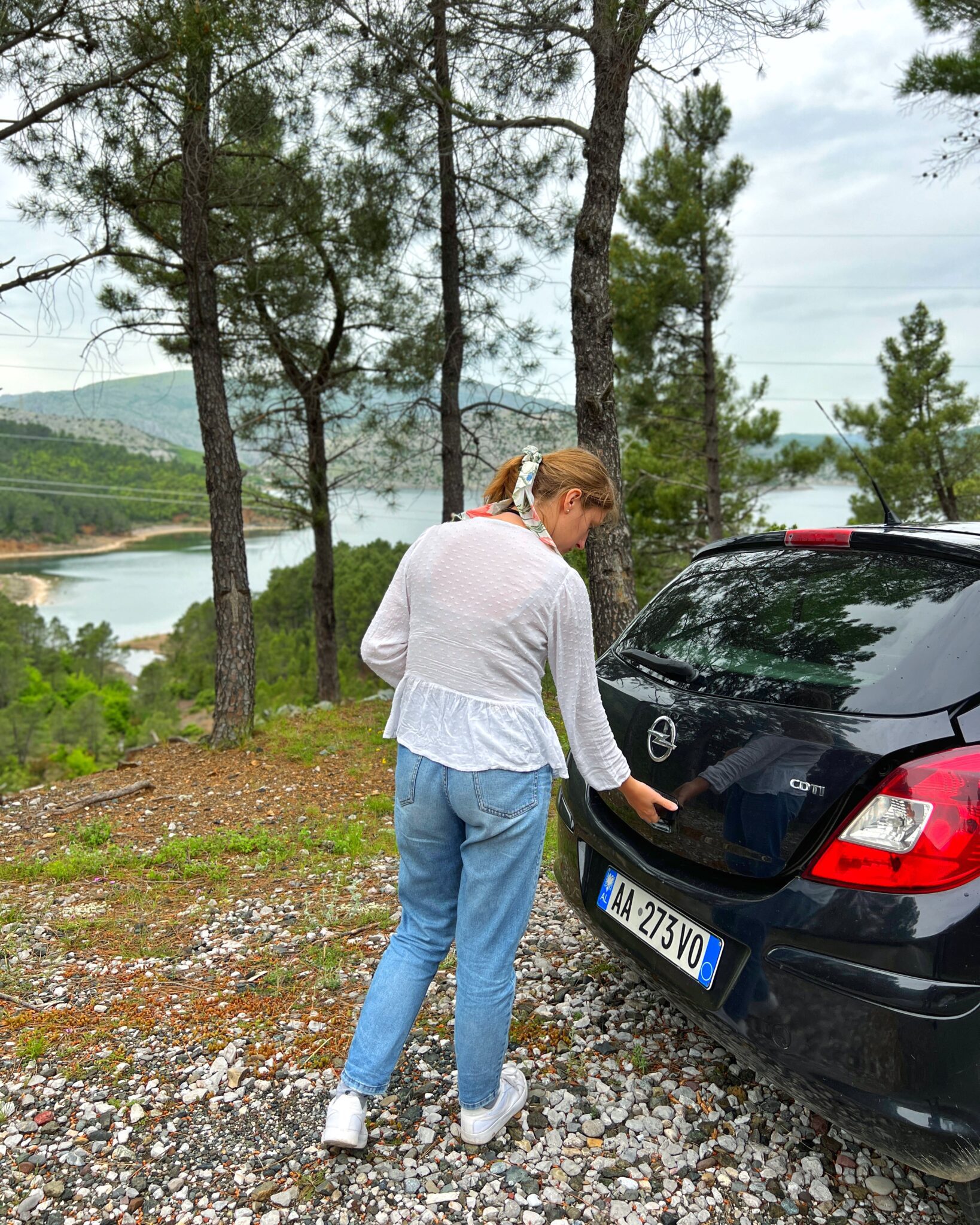 Albania Szkodra jezioro Komani auto dziewczyna