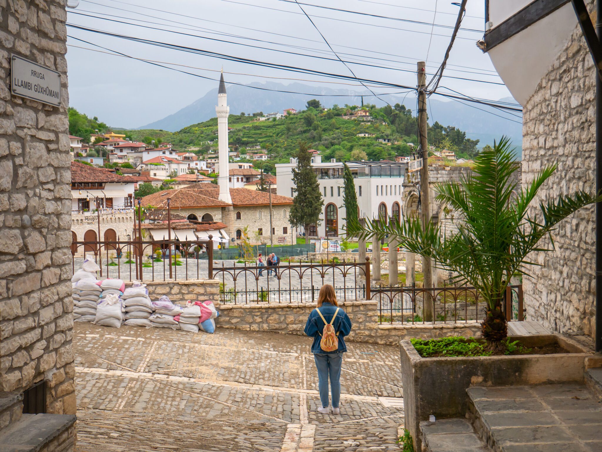 Albania Berat uliczka dziewczyna Meczet Królewski