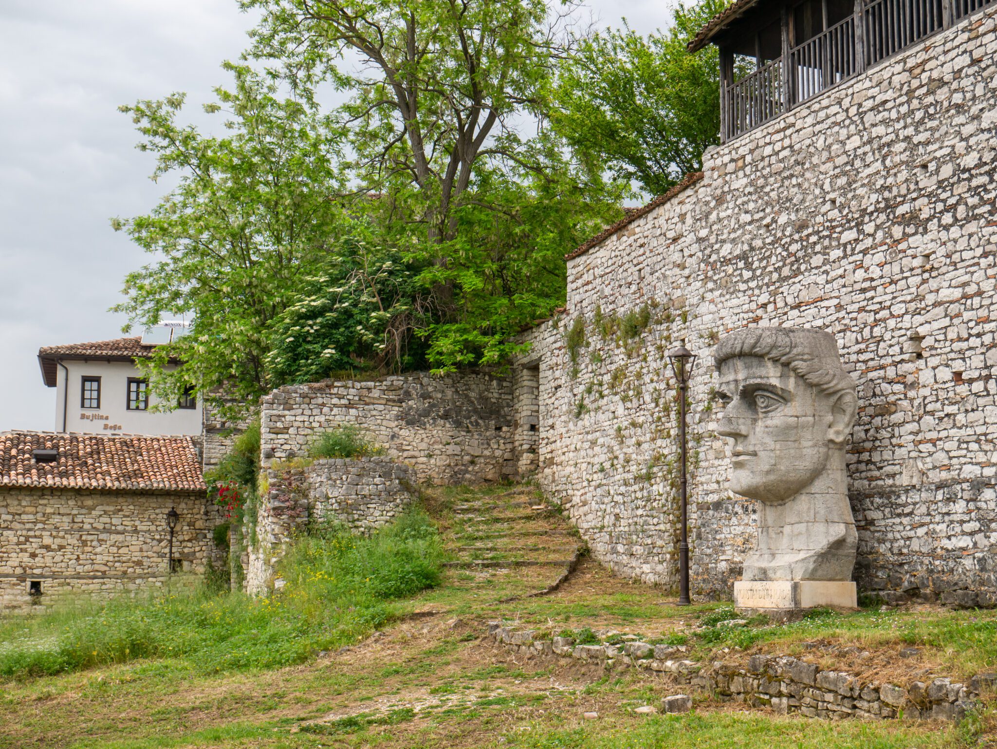 Albania Berat zamek rzeźba głowa