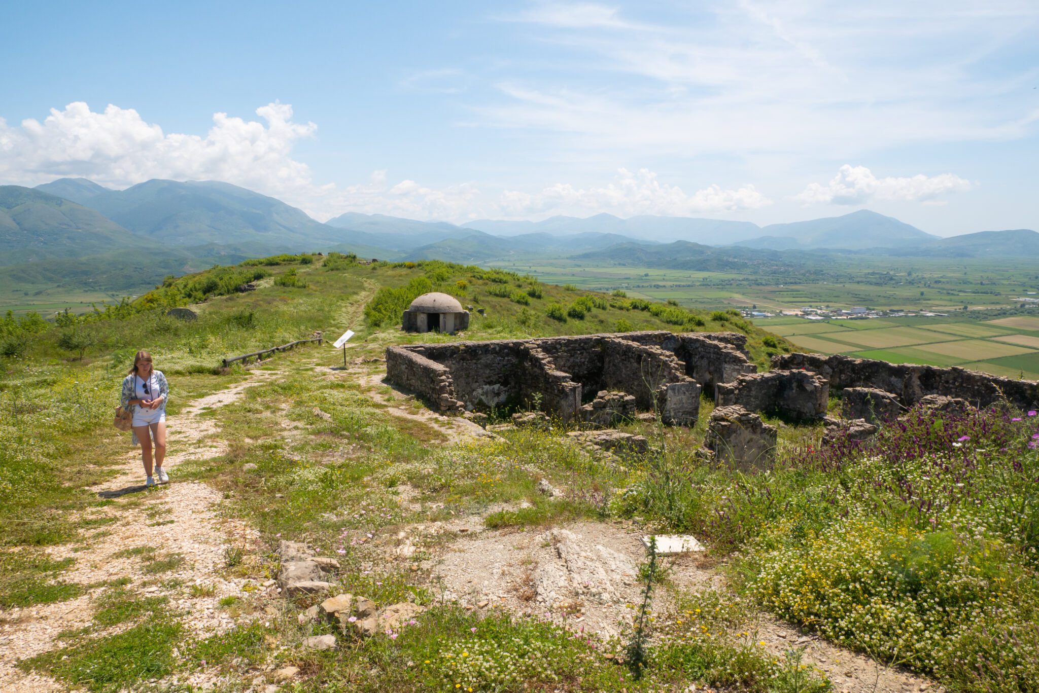 Albania ruiny starożytnego miasta Finiq bunkier dziewczyna
