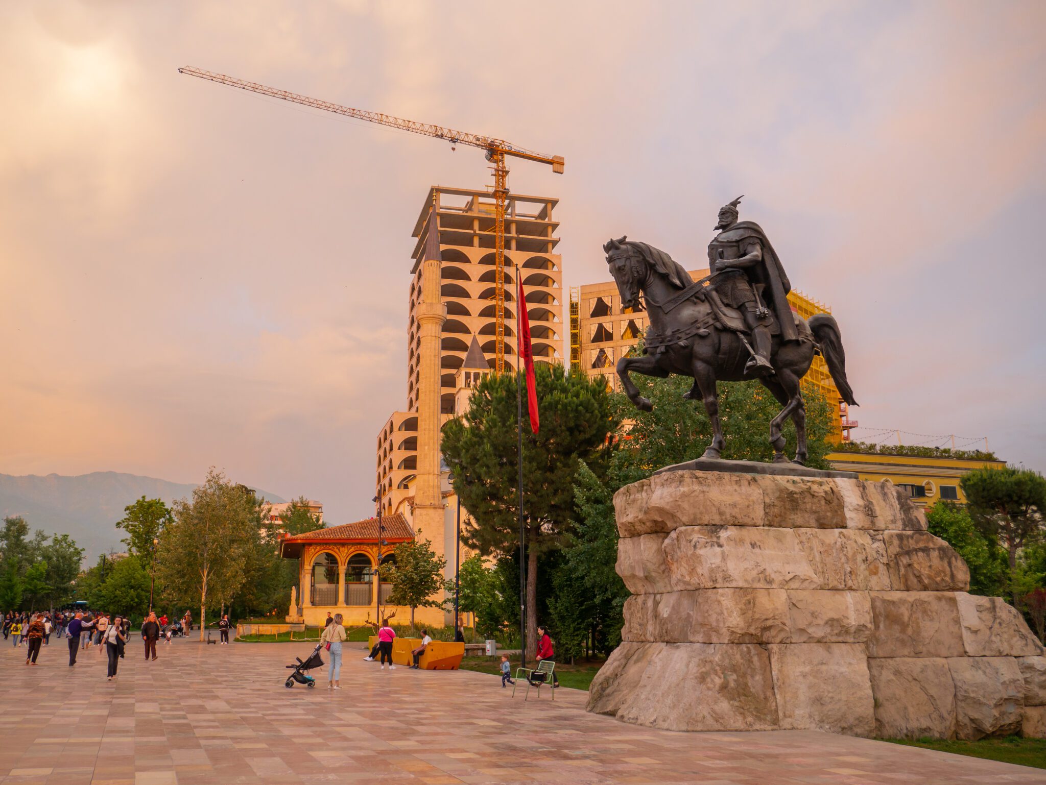 Albania Tirana Plac Skanderbega pomnik zachód słońca
