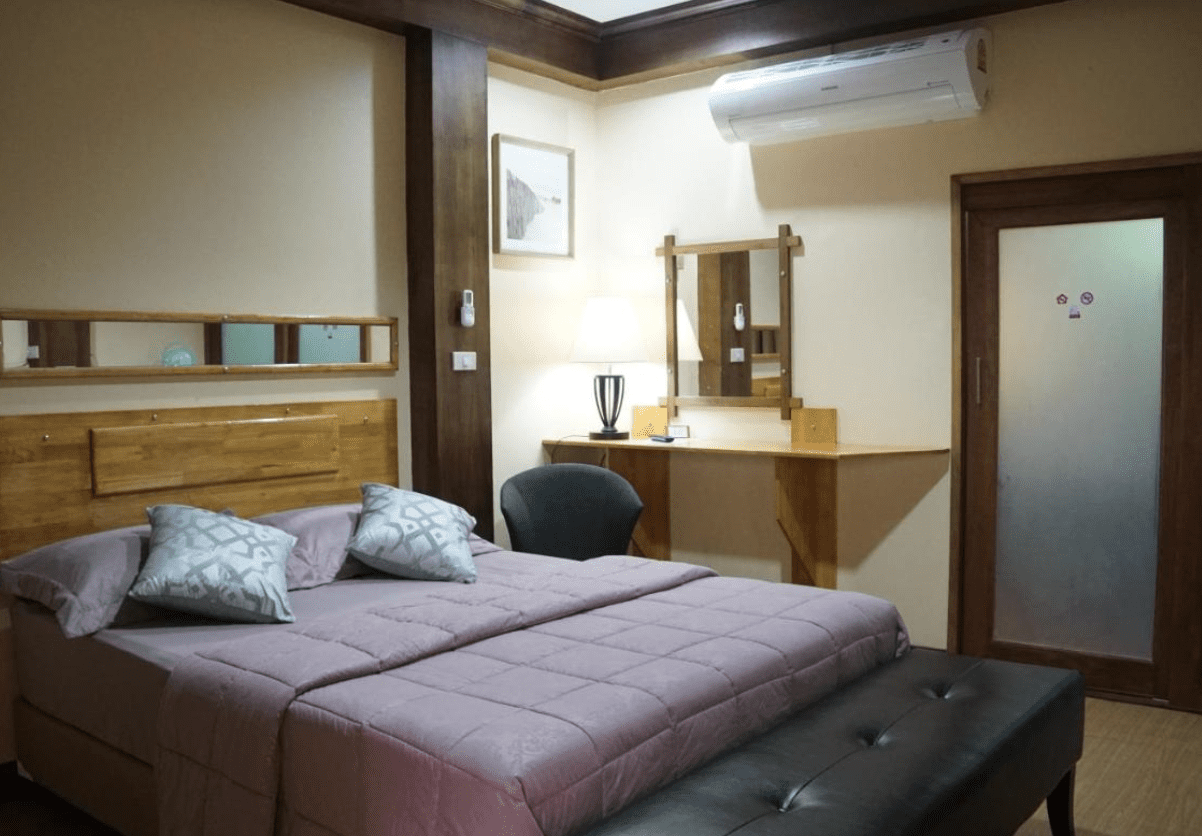 Little Guest House Hotel gdzie spać w Chiang Mai pokój łóżko