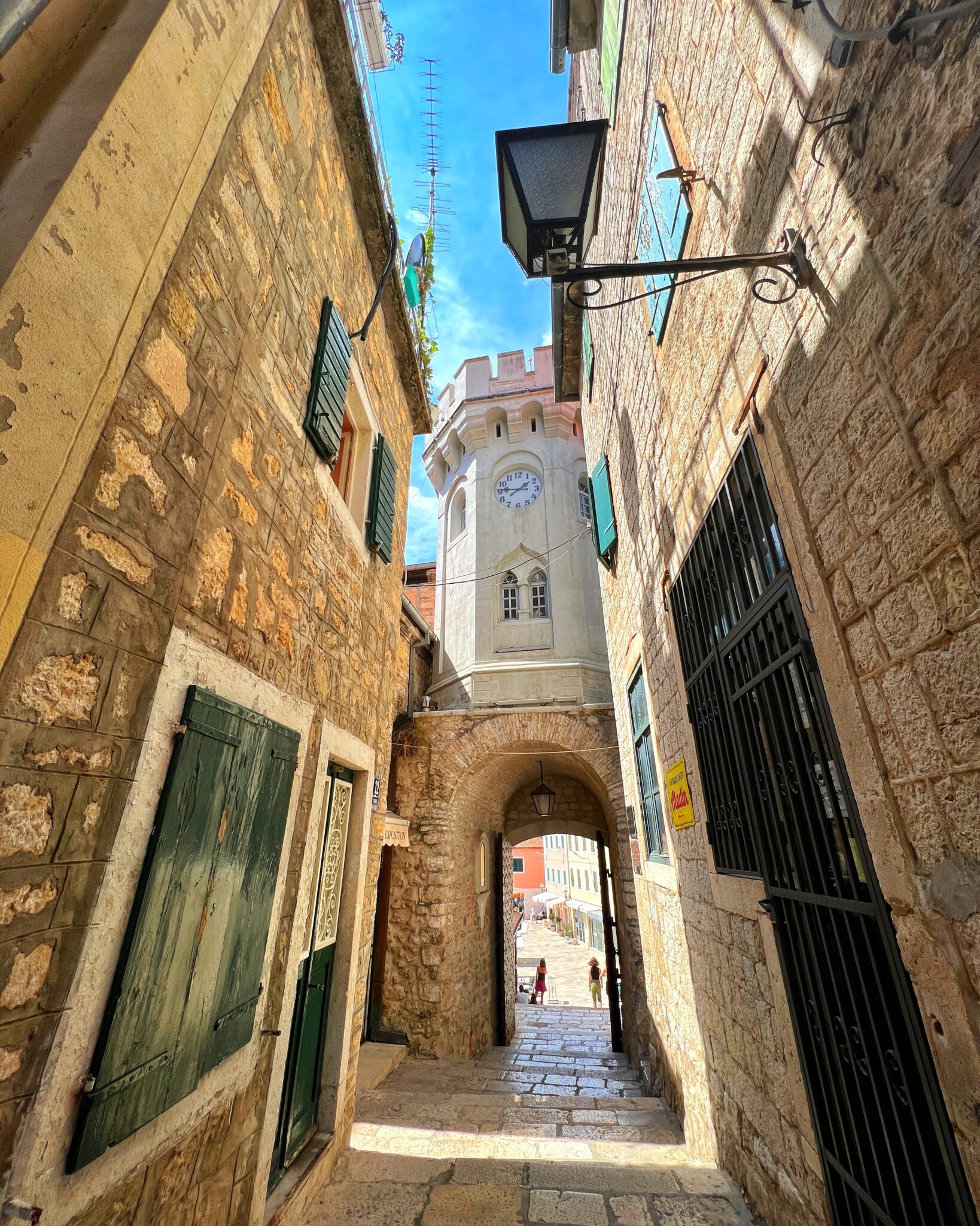 Zatoka Kotorska wieża zegarowa Herceg Novi