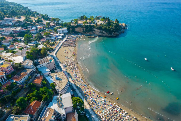 Atrakcje Czarnogóry miejsca które warto zobaczyć plaża morze piasek turyści wakacje