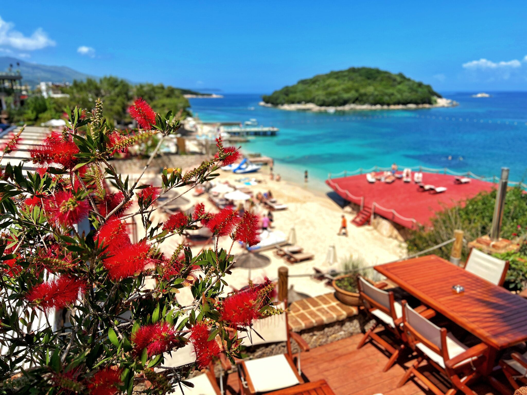 Albania Ksamil wyspy kwiaty restauracja