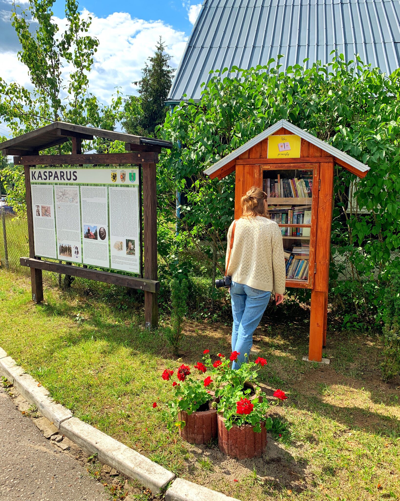 Wieś Kasparus dziewczyna biblioteczka