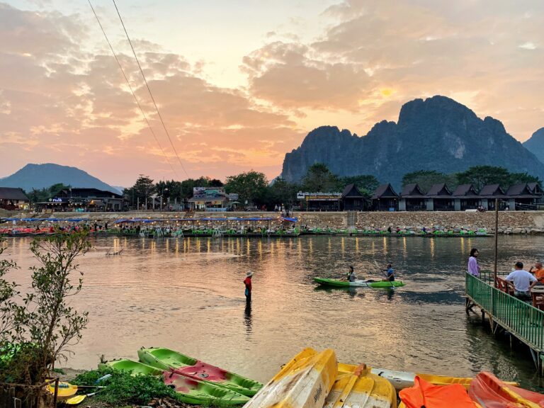 Laos Vang Vieng rzeka góry kajaki