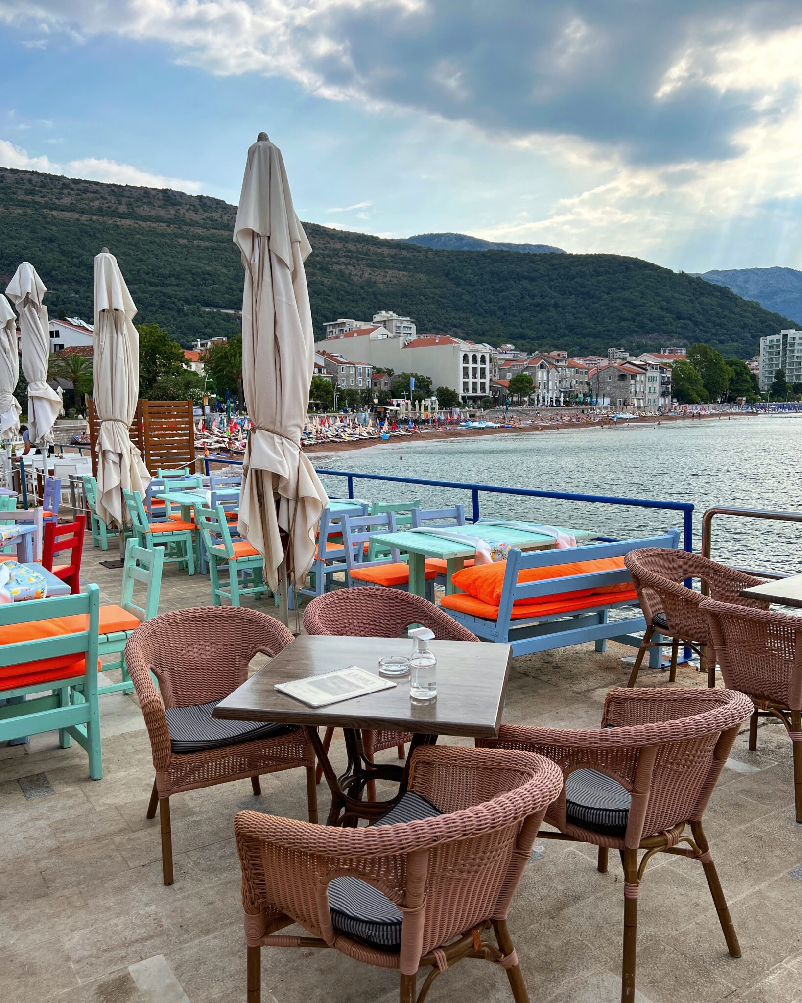 Czarnogóra Petrovac na Moru restauracja przy plaży krzesła
