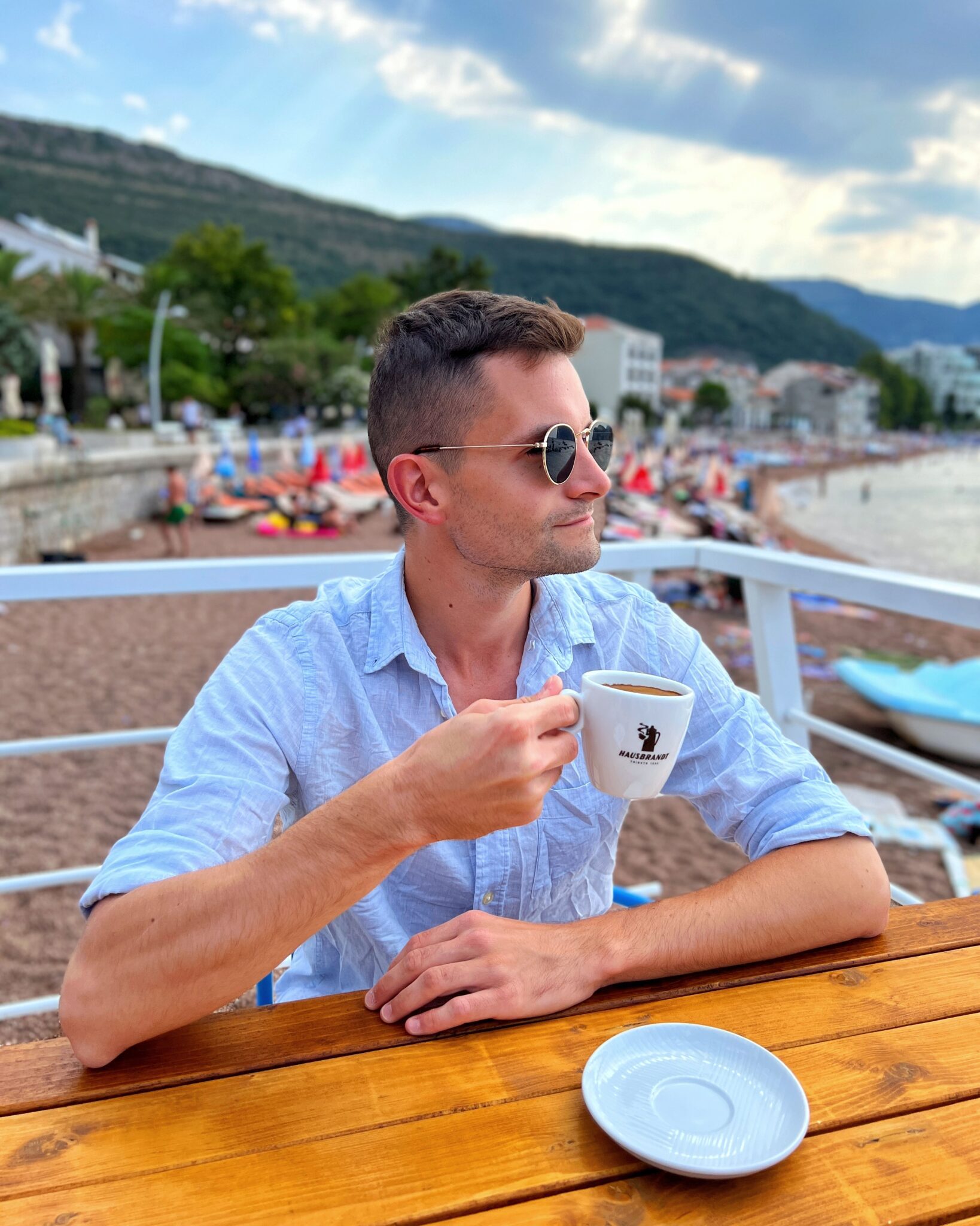 Czarnogóra Petrovac na Moru restauracja przy plaży kawa chłopak