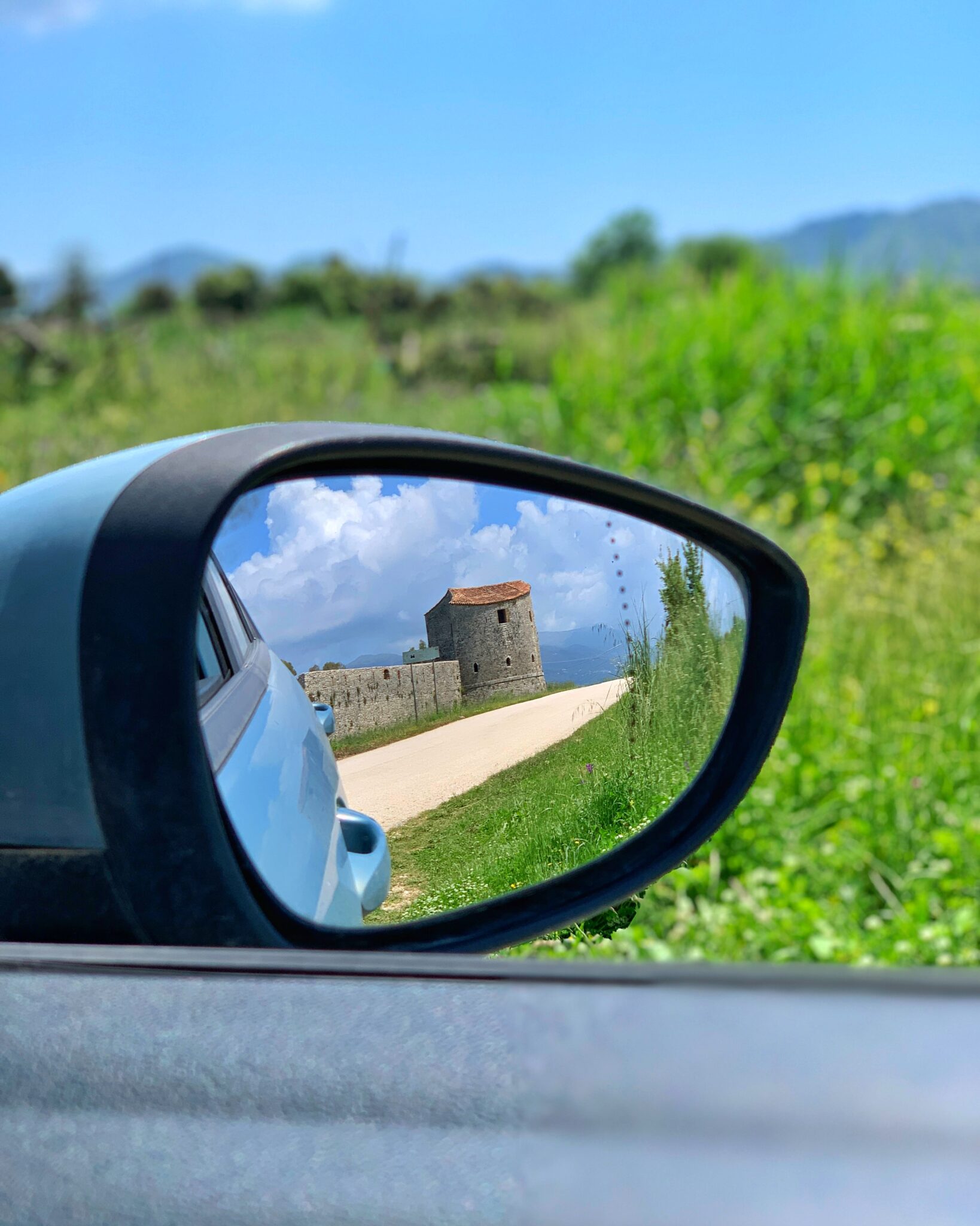 Albania Trójkątna Twierdza w lusterku samochodu