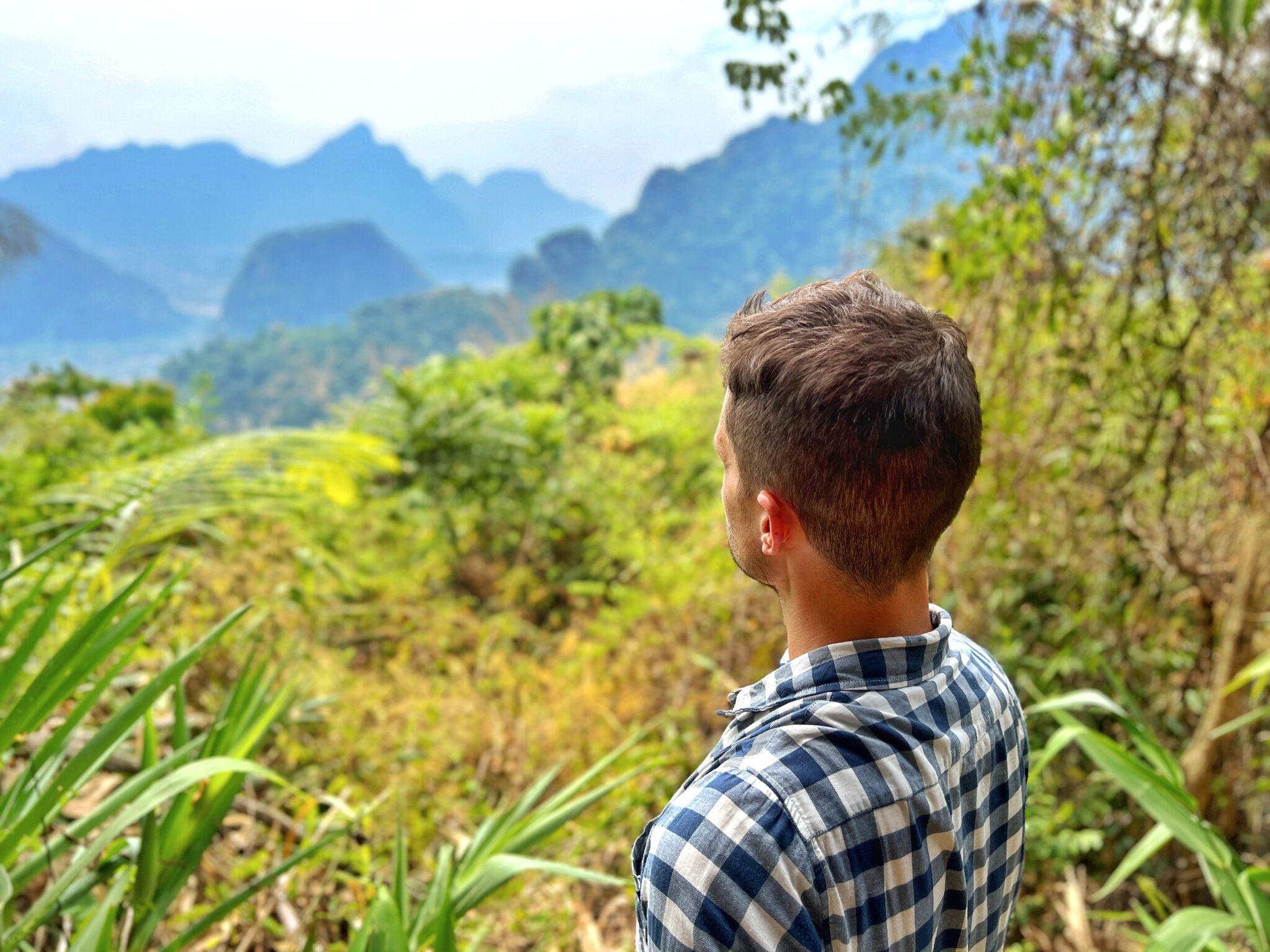 Laos Vang Vieng panorama góry chłopak