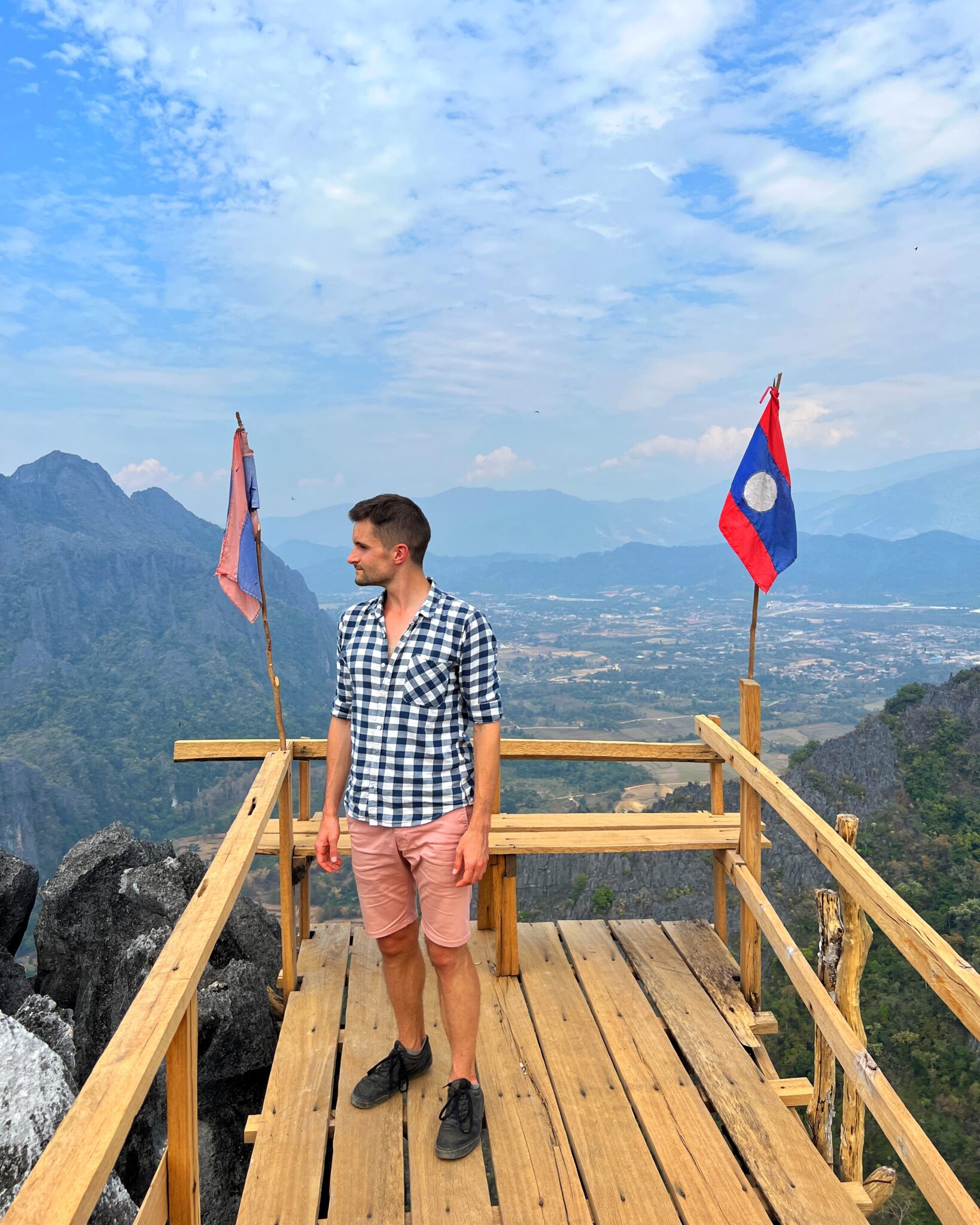 Laos Vang Vieng taras widokowy chłopak flagi
