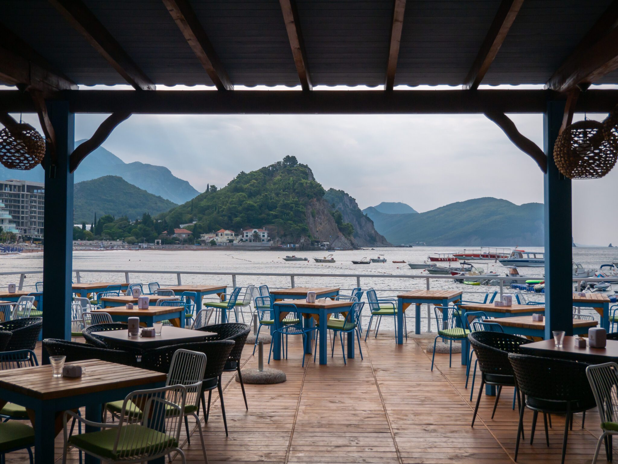 Czarnogóra Petrovac na Moru restauracja przy brzegu góry