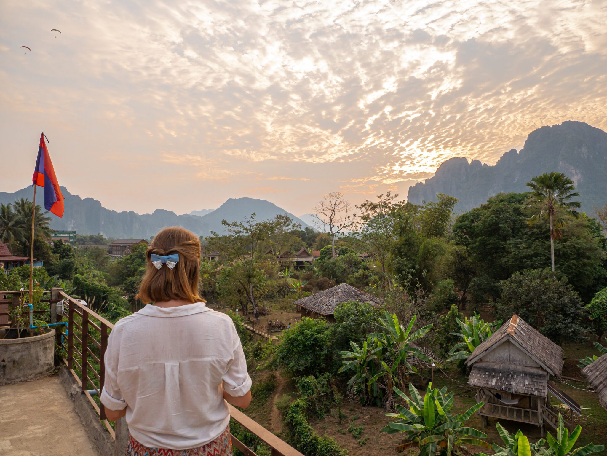 Laos Vang Vieng dziewczyna panorama taras restauracji