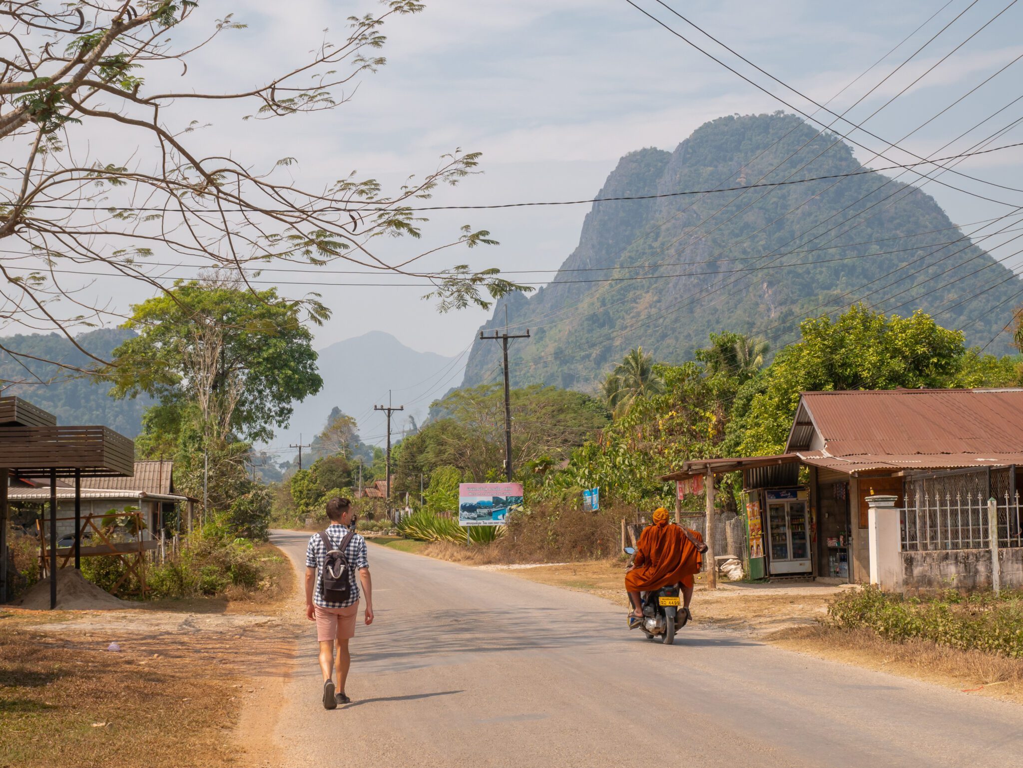 Vang Vieng Laos przedmieścia góry skuter chłopak