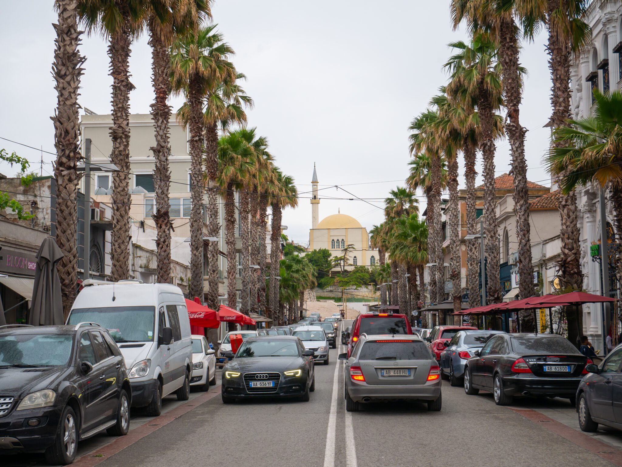 Albania Durres ulica auta meczet