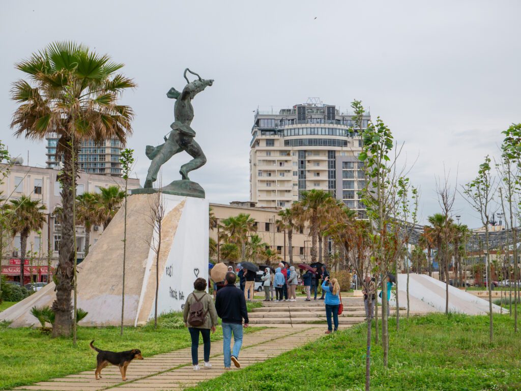 Albania Durres Pomnik Nieznanego Żołnierza ludzie