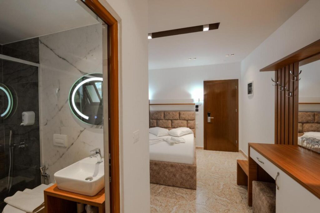 Hotel Meta Ksamil gdzie spać Albania pokój i łazienka
