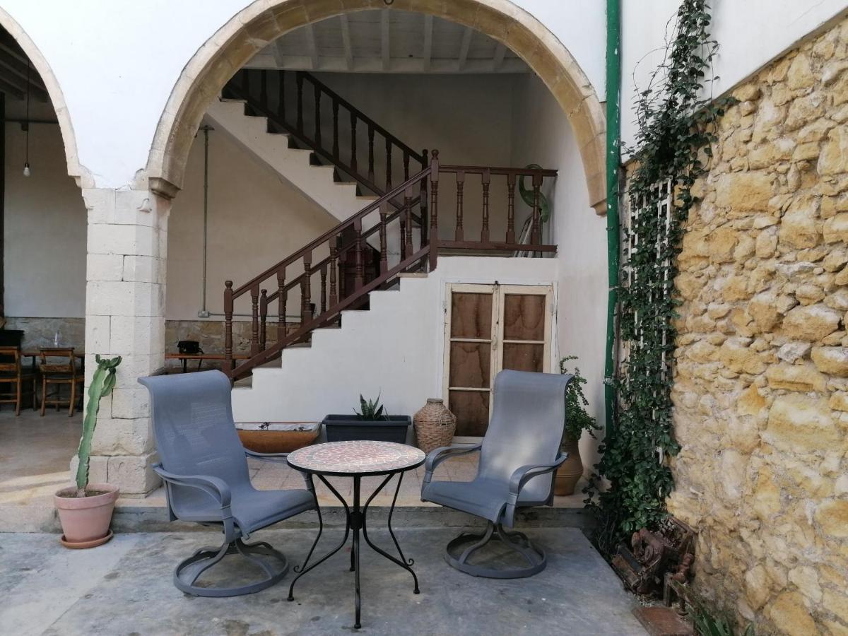 Le Mat Hostel gdzie spać Larnaka patio