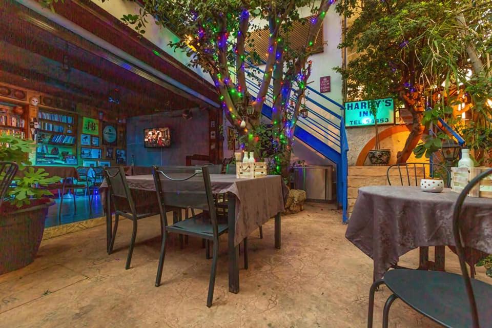 Harrys Inn Guesthouse gdzie spać Larnaka bar