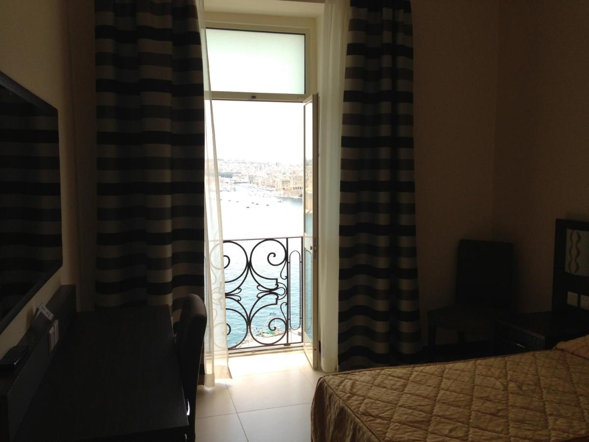 Grand Harbour Hotel gdzie spać Valetta pokój z balkonem
