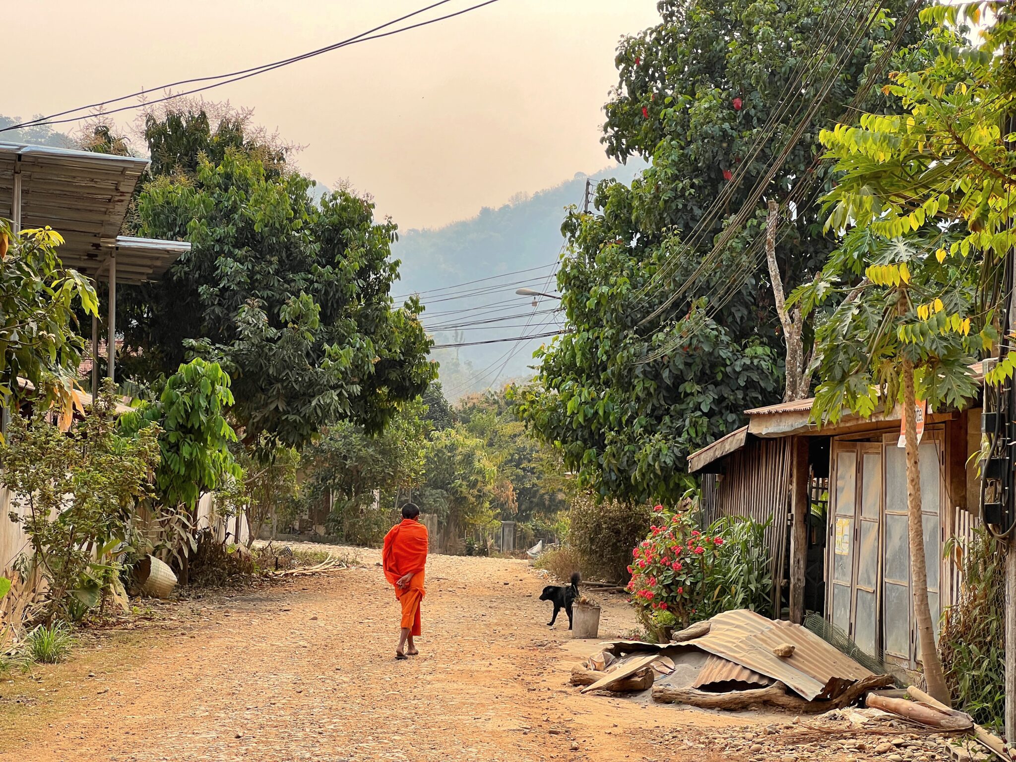 Laos Nong Khiaw mnich droga