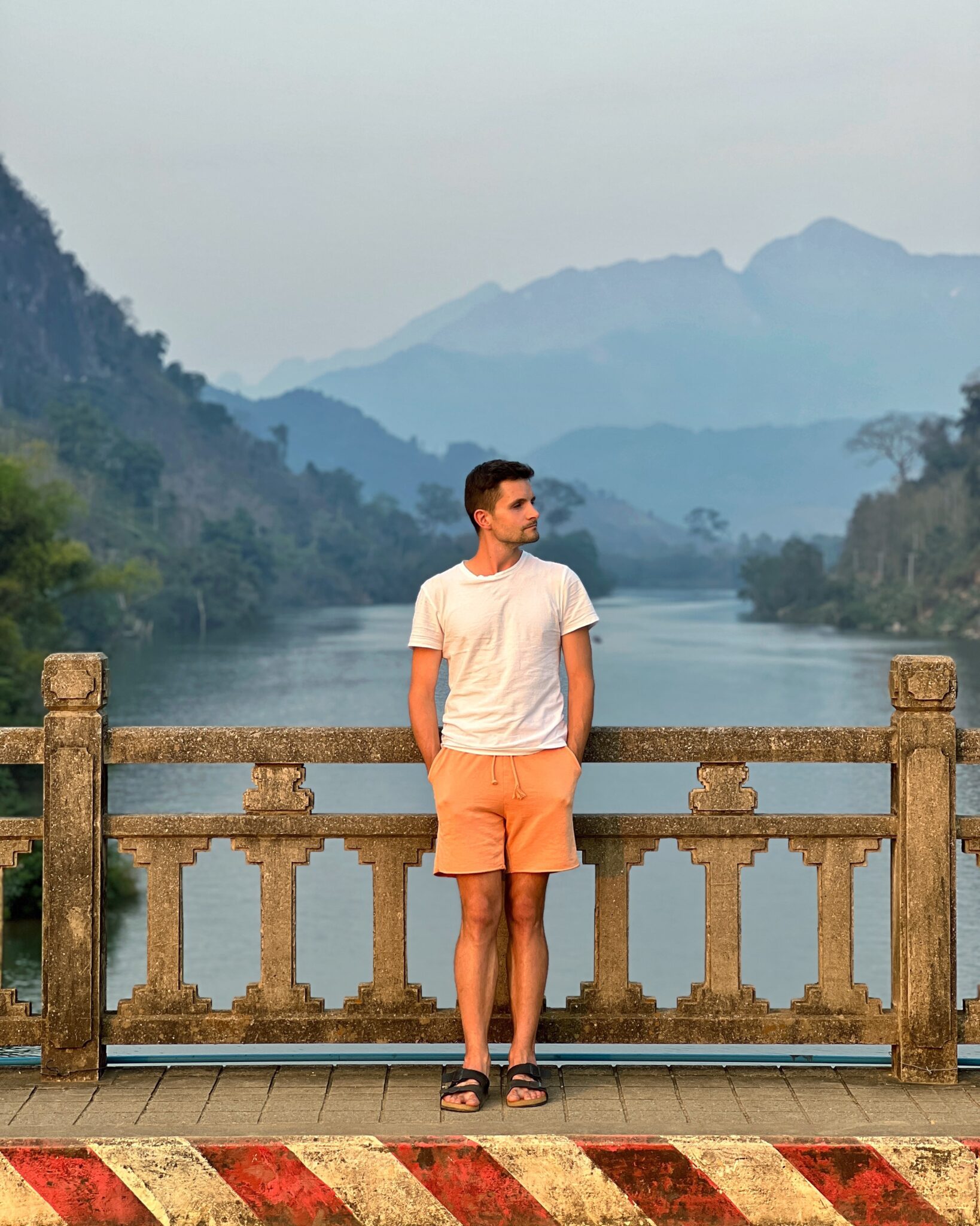 Laos Nong Khiaw most góry chłopak