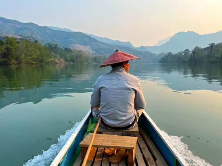 Laos Nong Khiaw łódź góry rzeka