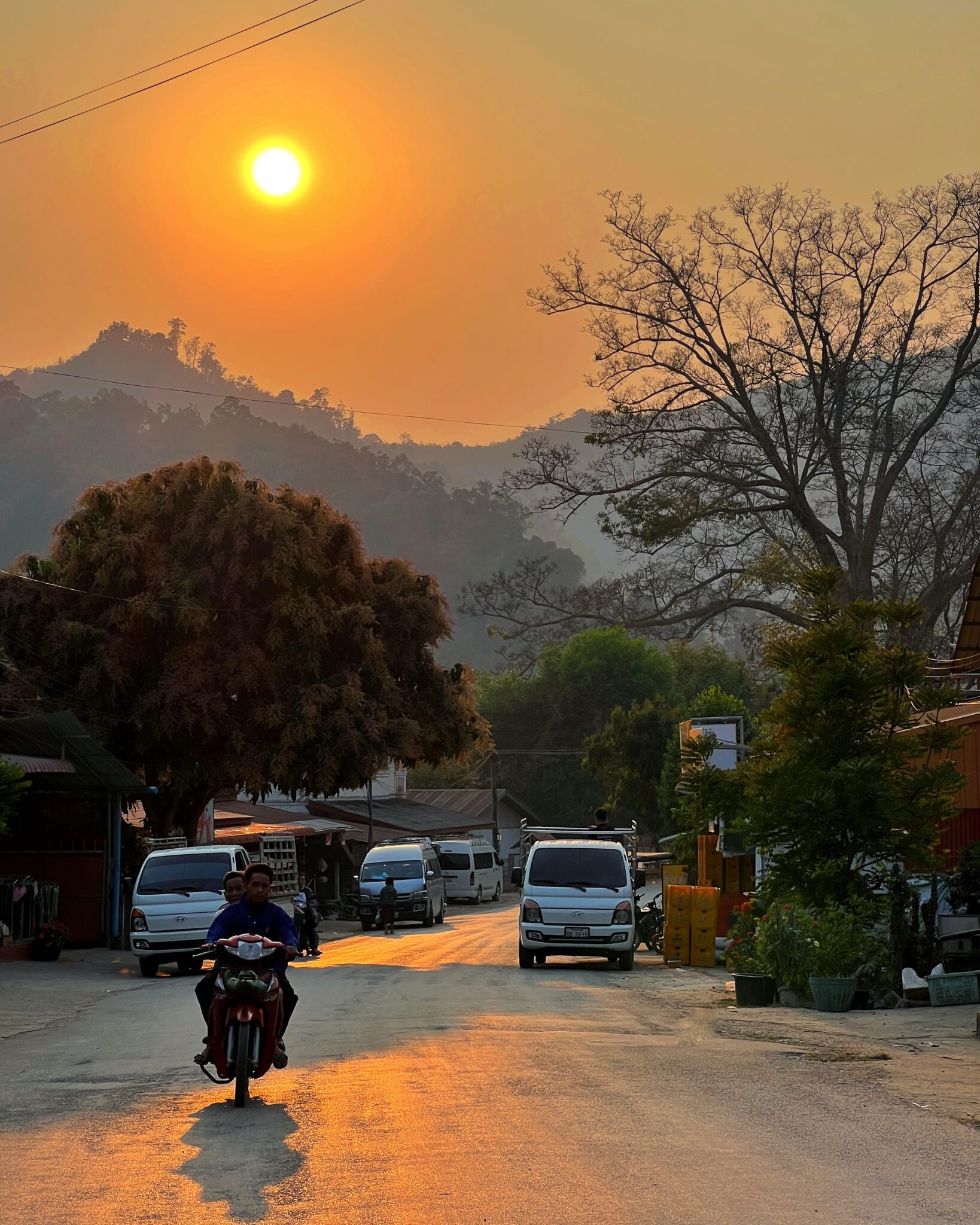Laos Nong Khiaw zachód słońca skuter ulica