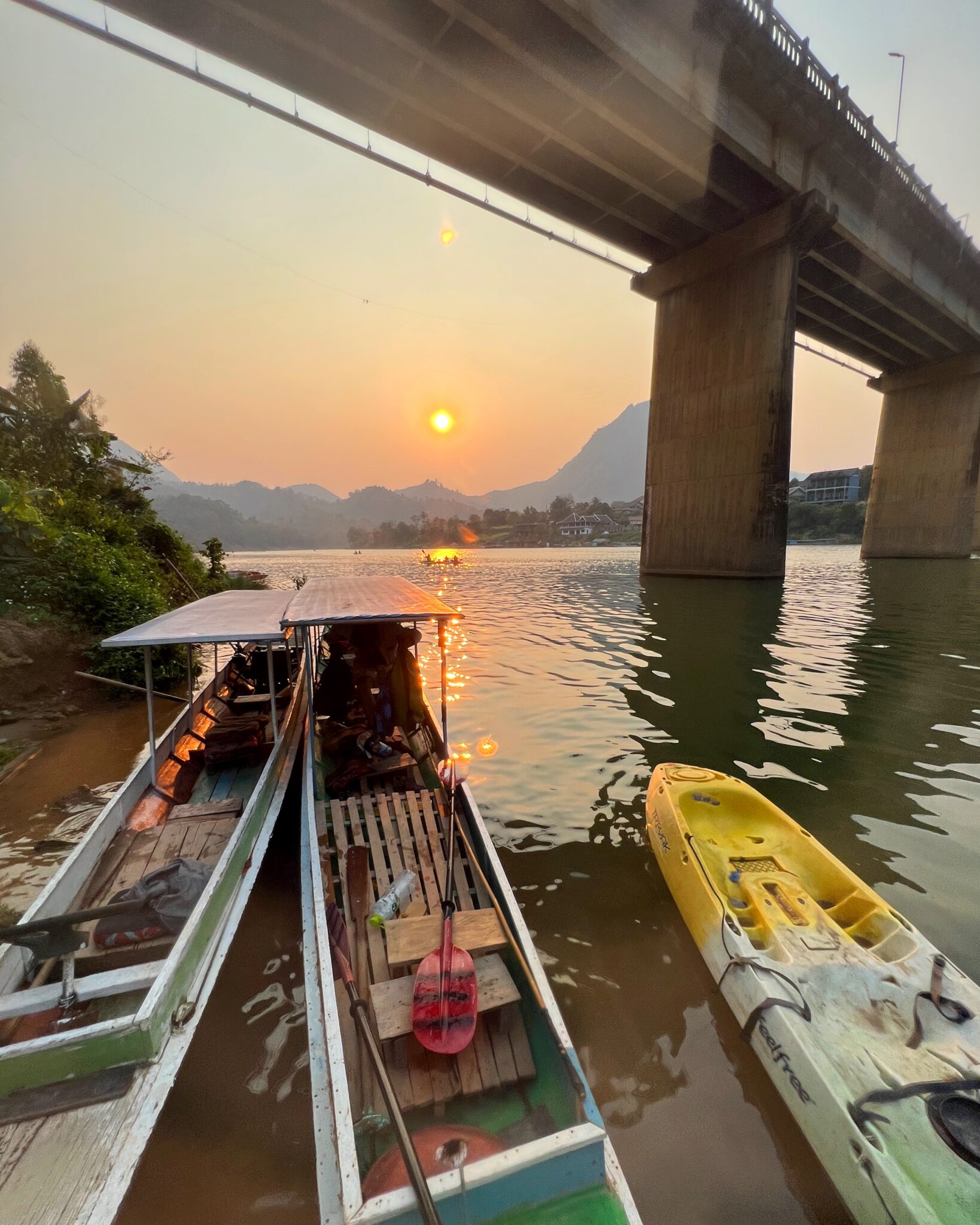 Laos Nong Khiaw kajaki most zachód słońca