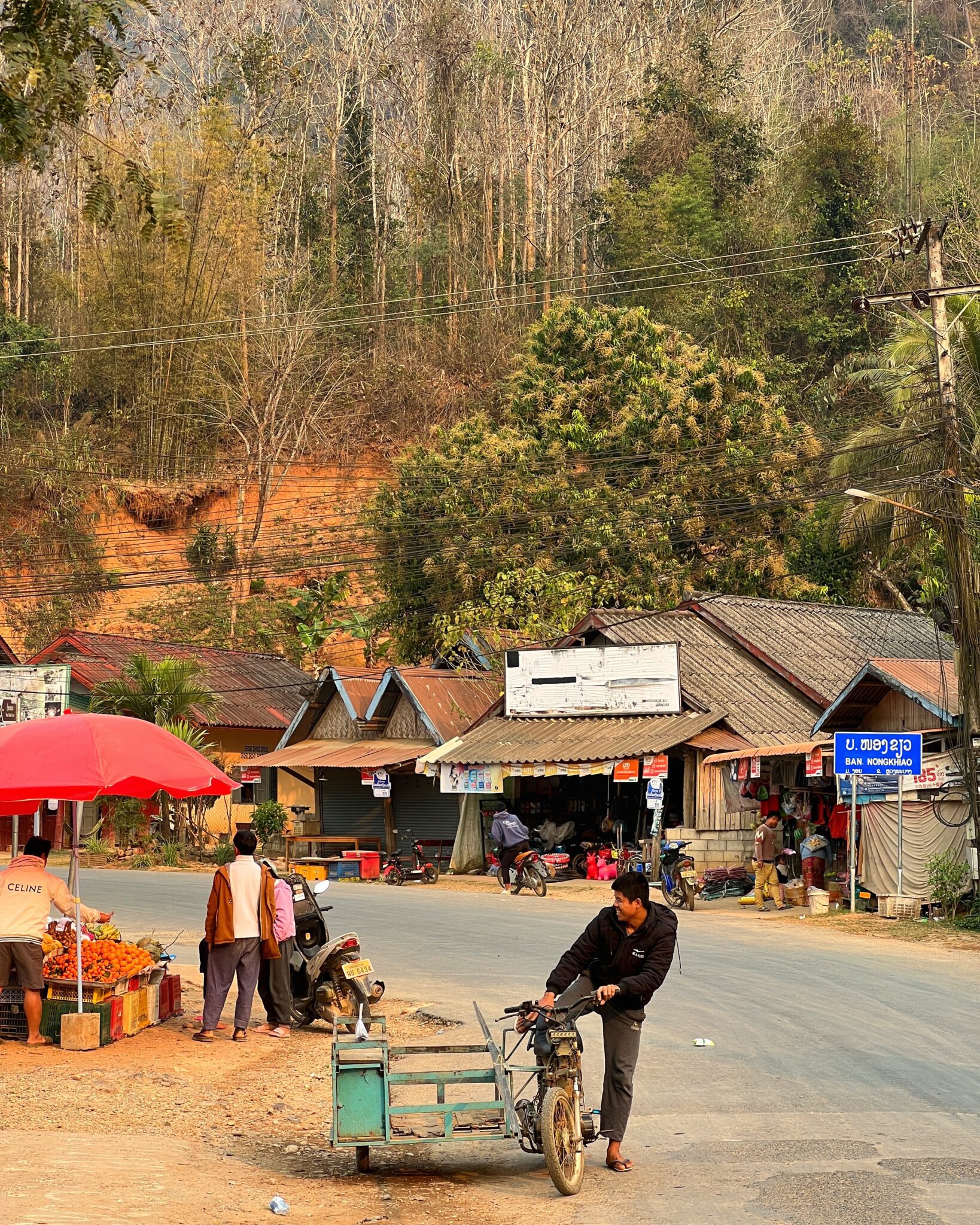 Laos Nong Khiaw ulica skuter